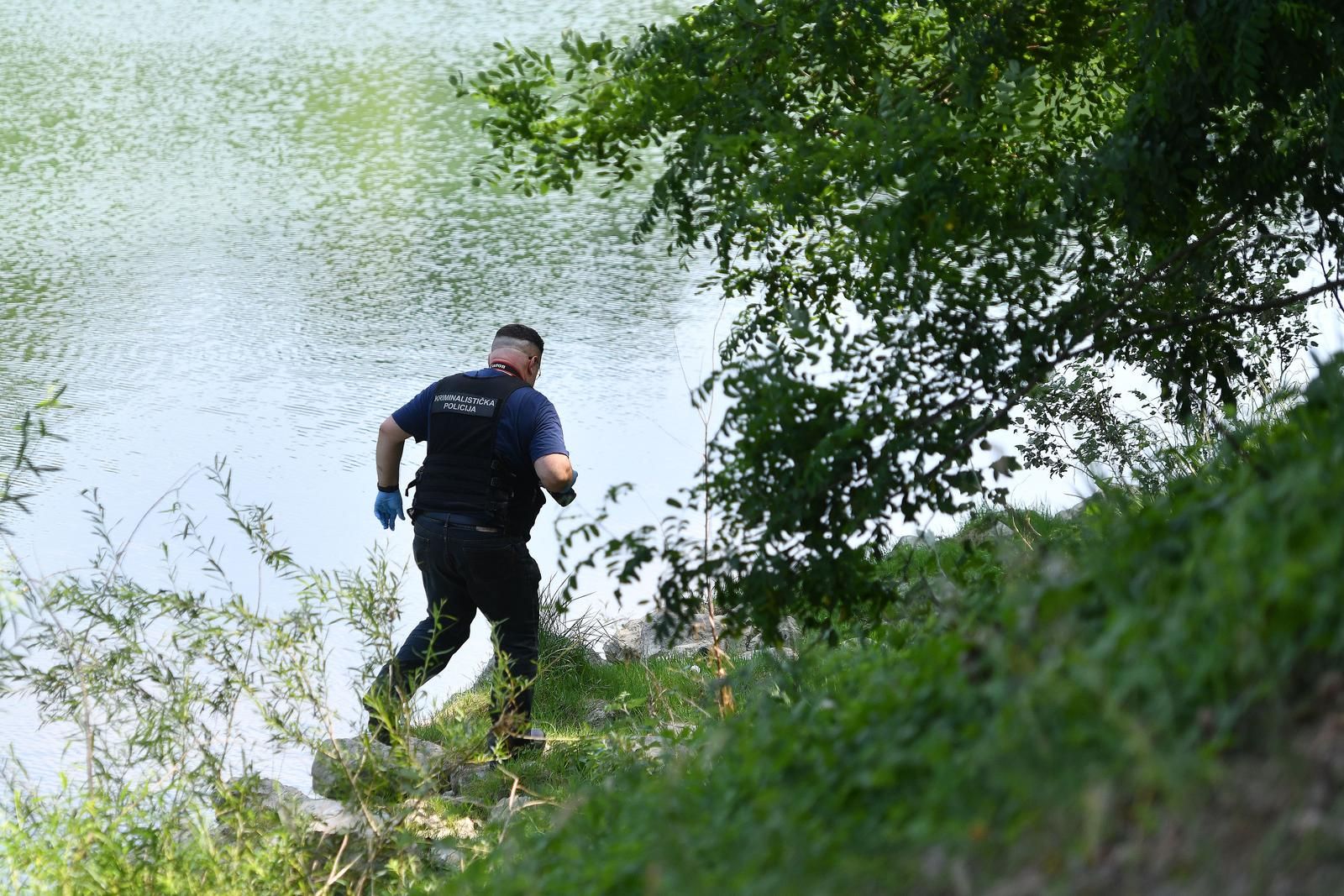
Policija je naknadno potvrdila da je iz rijeke izvučeno vozilo i da je u njemu tijelo čovjeka