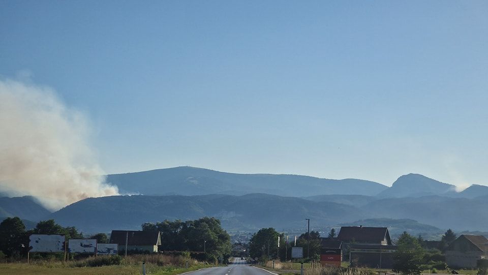 Specifičnost terena dodatno otežava gašenje požara