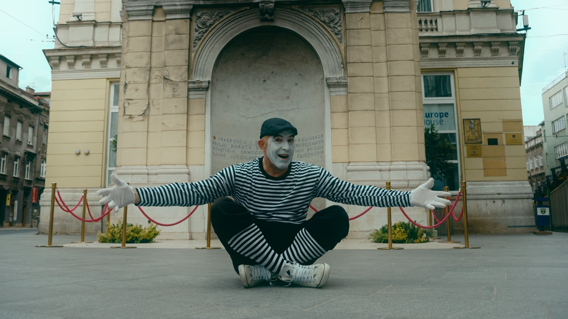  Kroz savršeno osmišljen performans pantomimičara, Kulo je prošetao sarajevskim ulicama i oživio trenutke zajedno sa prolaznicima