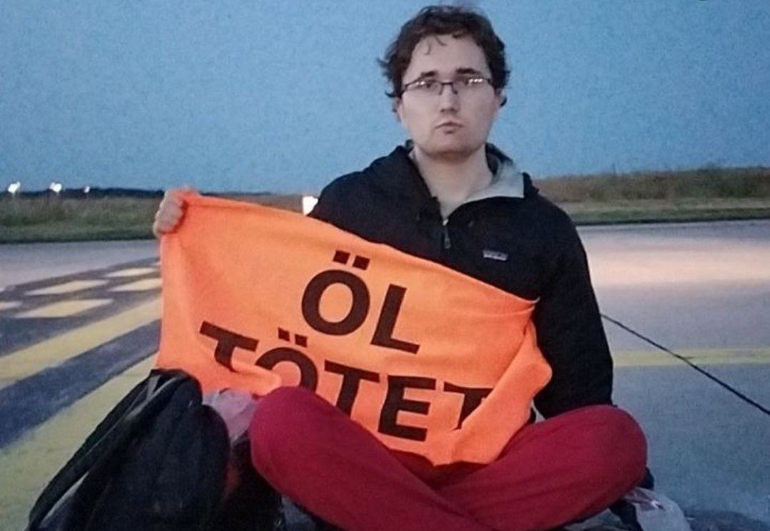 Zbog ovog protesta su otkazani svi letovi, a na aerodromu se nalazi i veliki broj sigurnosnih snaga koji pokušavaju riješiti problem