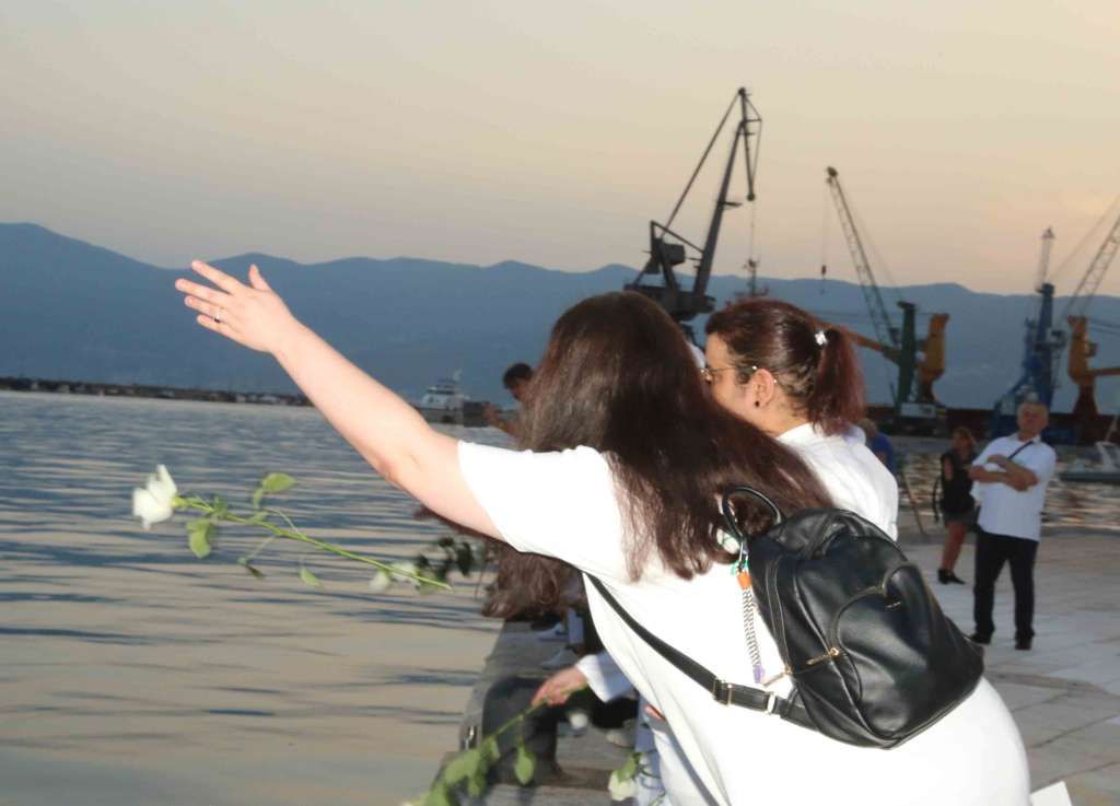 U zrak su pušteni bijeli baloni, dok su i ove godine s pulske rive u more bačene bijele ruže.