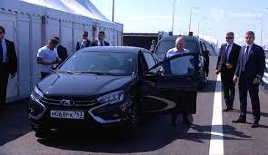 Nakon kratke vožnje, brojni pripadnici osiguranja brzo su ga okružili. Jedan od čuvara dodao mu je sako dok je izlazio iz automobila.