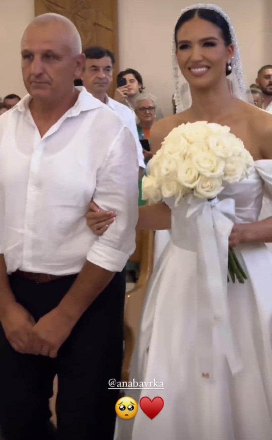 Sretni mladenci su svojim dugogodišnjim prijateljima i porodici pružili nezaboravan dan                              