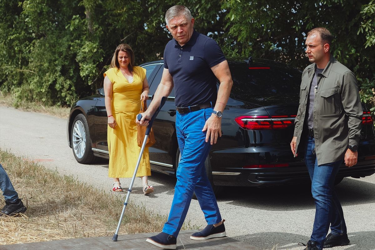 Slovački premijer Robert Fico upucan je 15. maja više puta dok je bio u kontaktu s pristalicama ispred kulturnog centra nakon sastanka Vlade u gradu Handlova