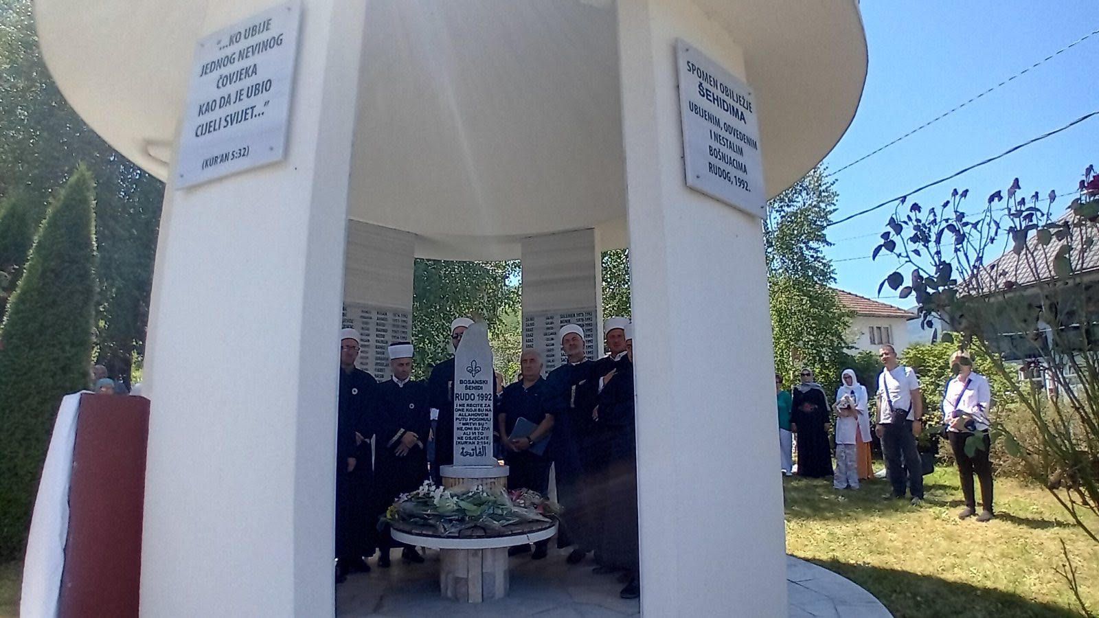 Muftija goraždanski Remzija-ef. Pitić poručio je okupljenim da je "čovjek čovjekom time što se sjeća"