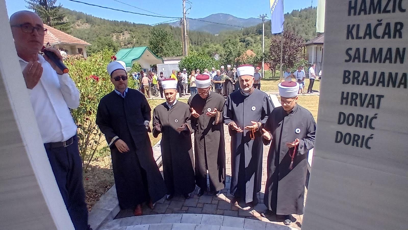 Sjećanje na ubijene Bošnjake u Rudom, spuštene ruže u rijeku Lim: Moramo širiti istinu
