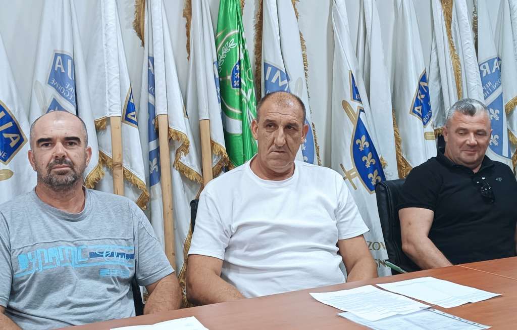 Ako budu prinuđeni da izađu na proteste, najavio je, to će i uraditi.