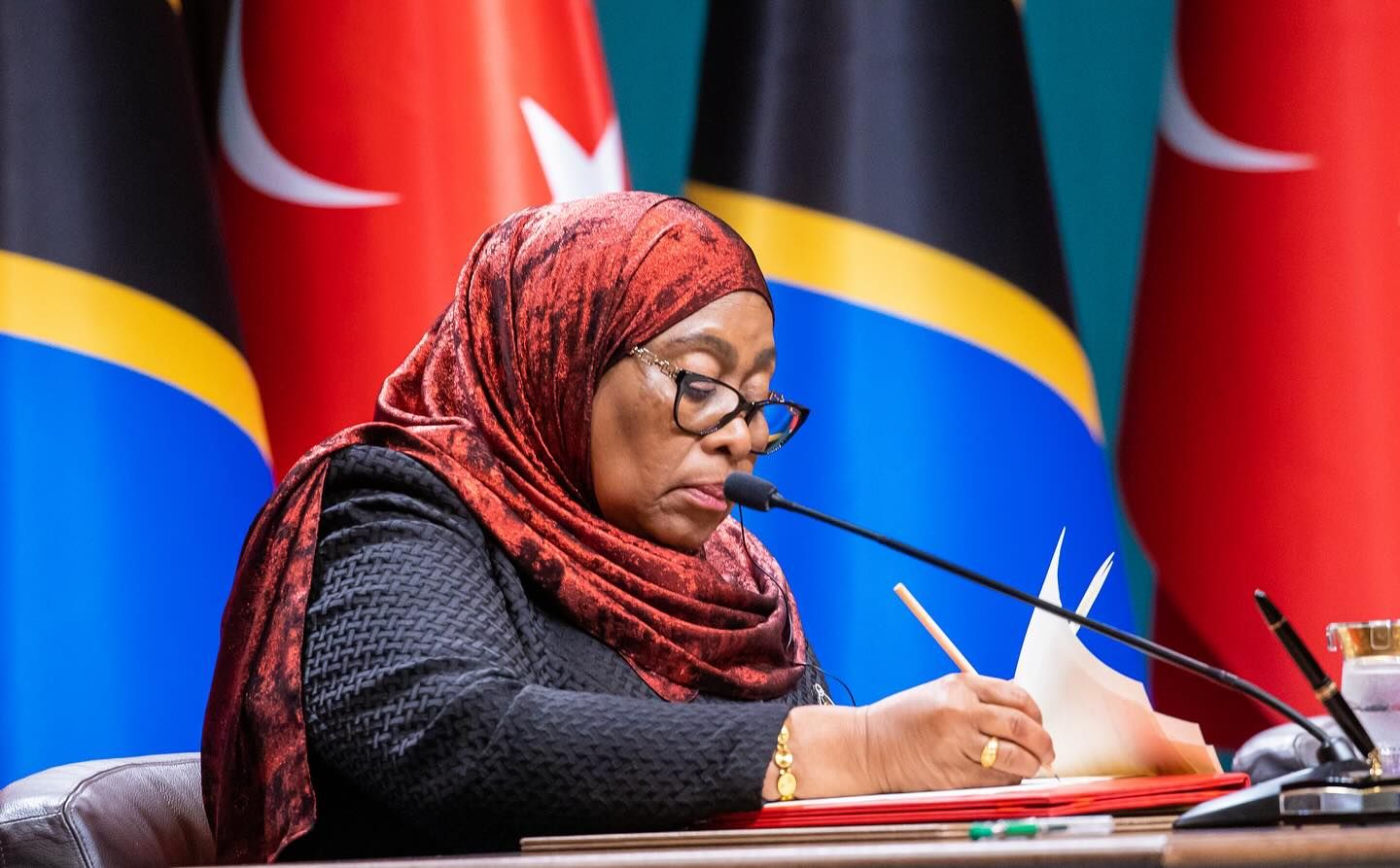 Jedna od samo dvije žene na čelu države u Africi, na vlast je došla slučajno. Njezina često kontradiktorna politika i izjave zbunjuju ljude željne slobode