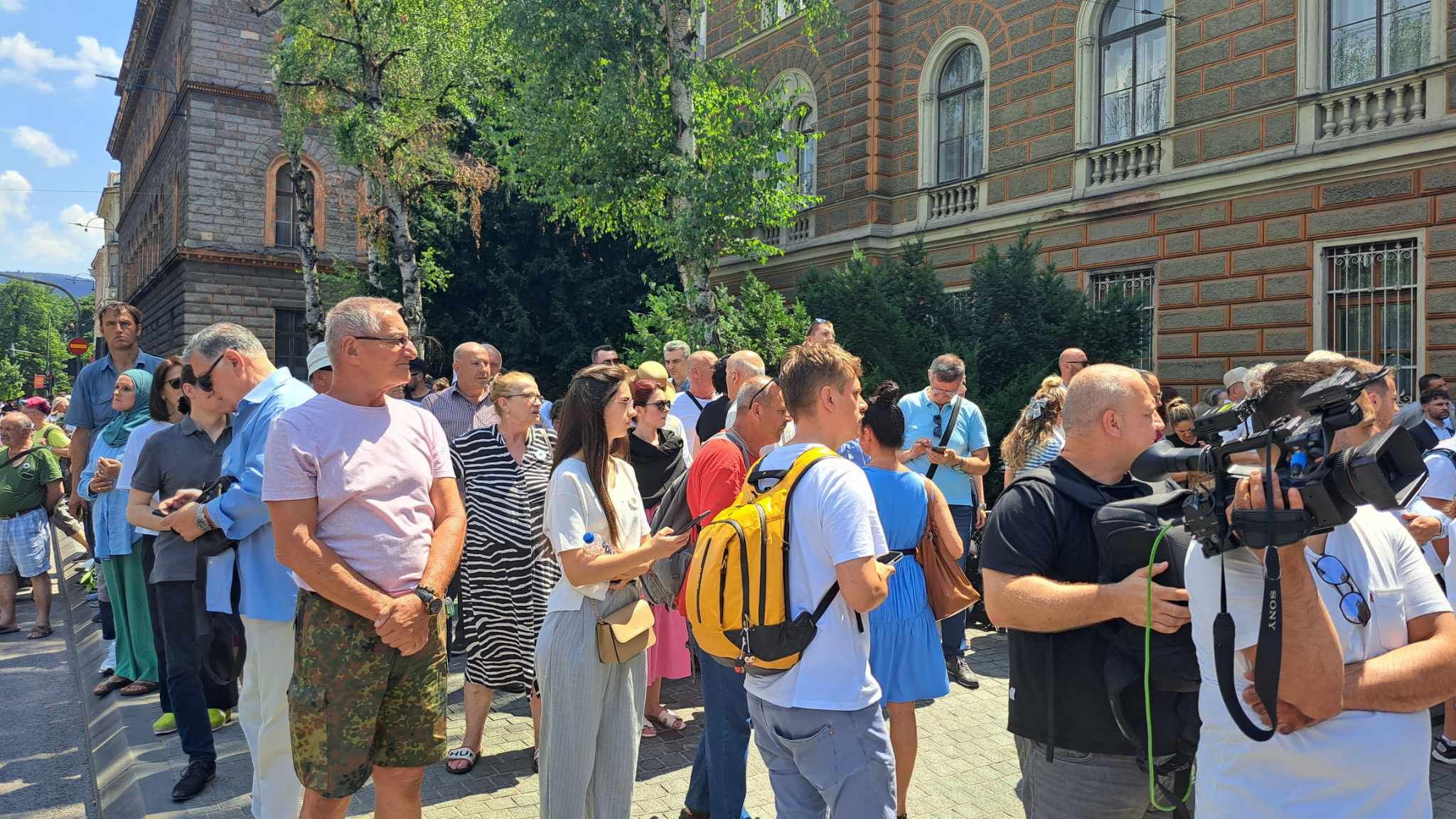 Građani Sarajeva ispratili posmrtne ostatke žrtava genocida u Srebrenici