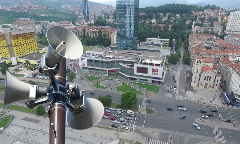 Pozivamo građane da tokom oglašavanja sirene zastanu ukoliko su u pokretu, zaustave vozilo i izađu ukoliko su na cesti, te na taj način odaju počast žrtvama genocida