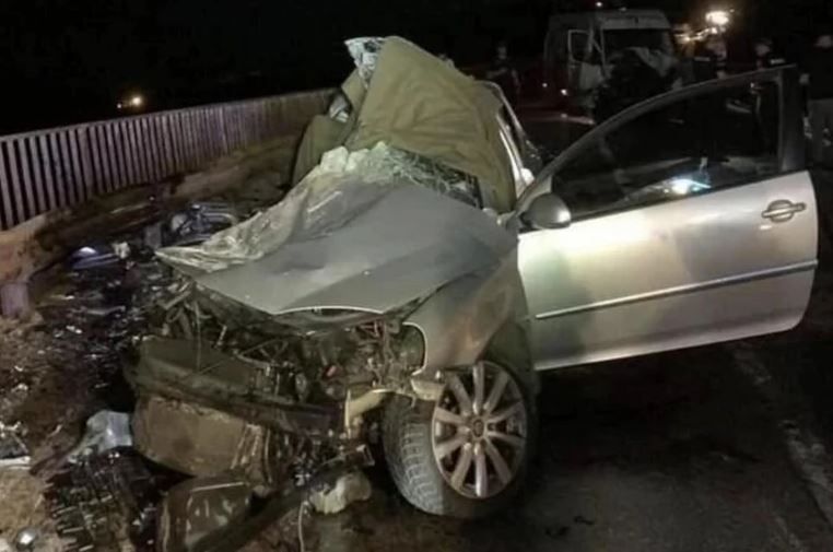 Od siline sudara oba automobila su potpuno smrskana                               