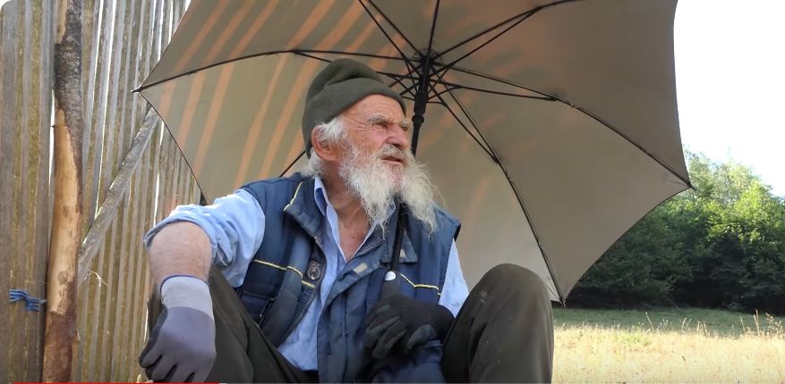 Uz svog psa Belu boravi sa ovcama i ne planira se prestati baviti ovim poslom