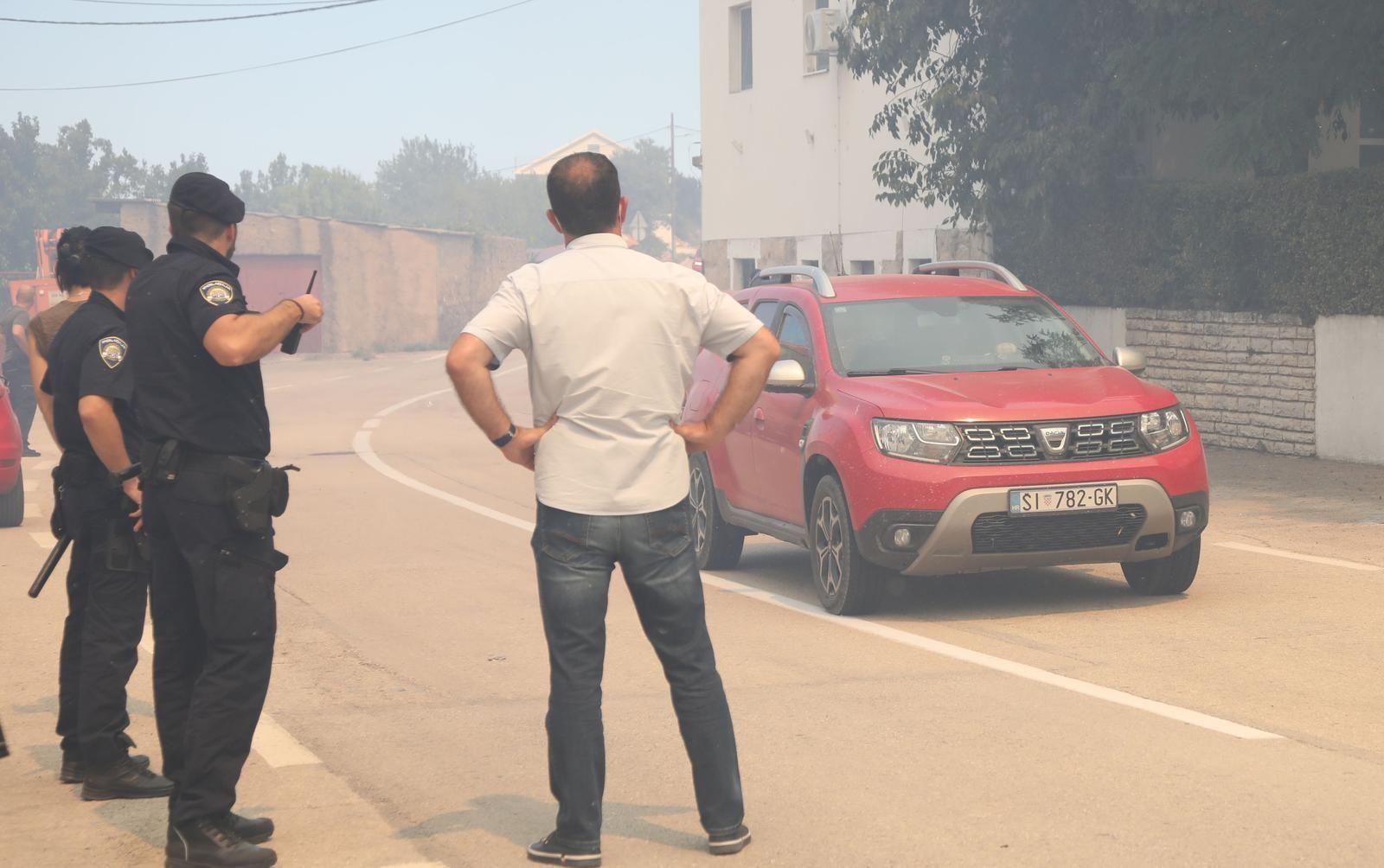 Požar na području Smokovića kod Zadra je u jednom trenutku ušao na područje kasarne, ali je širenje požara zaustavljeno