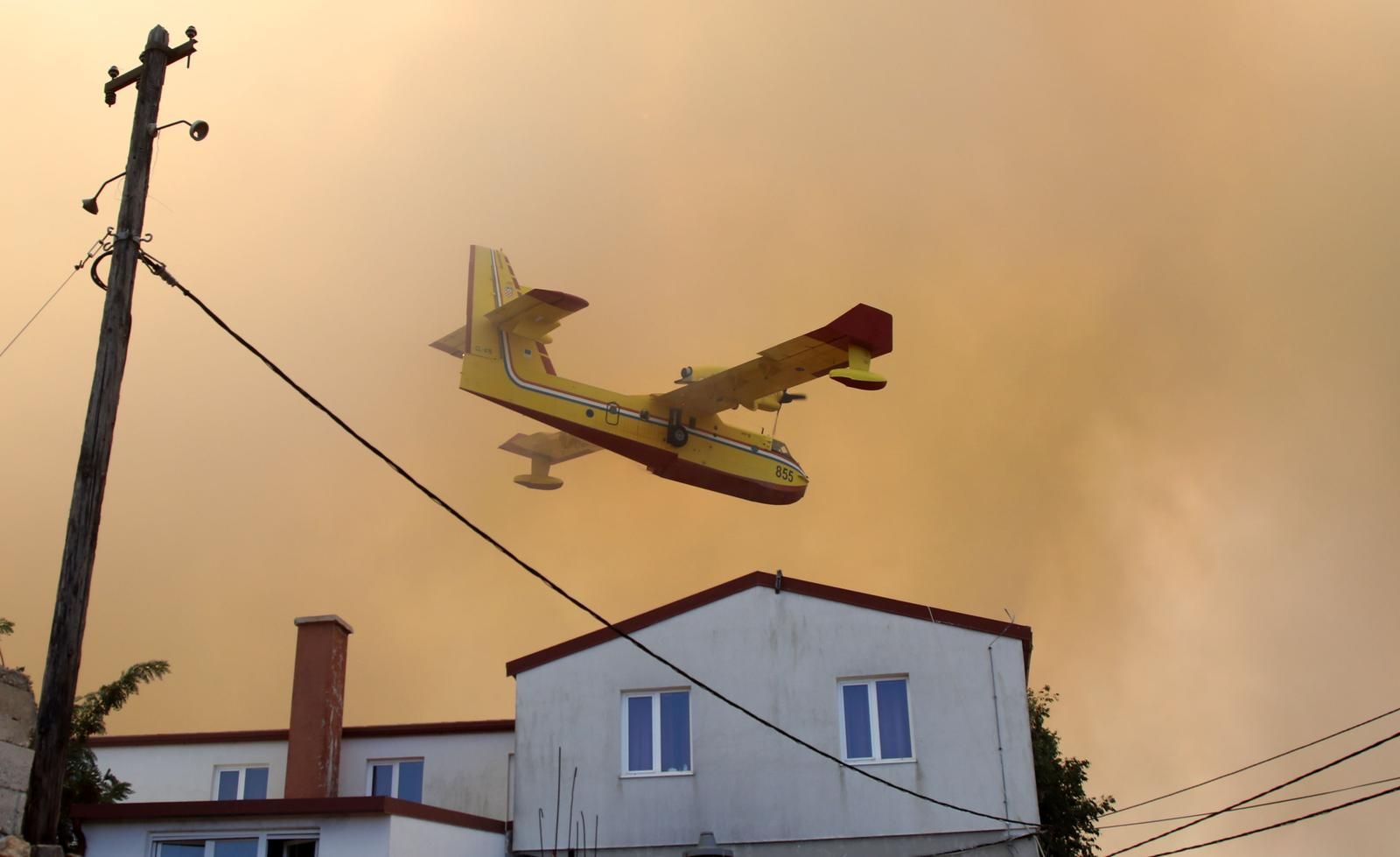 Požar na području Smokovića kod Zadra je u jednom trenutku ušao na područje kasarne, ali je širenje požara zaustavljeno