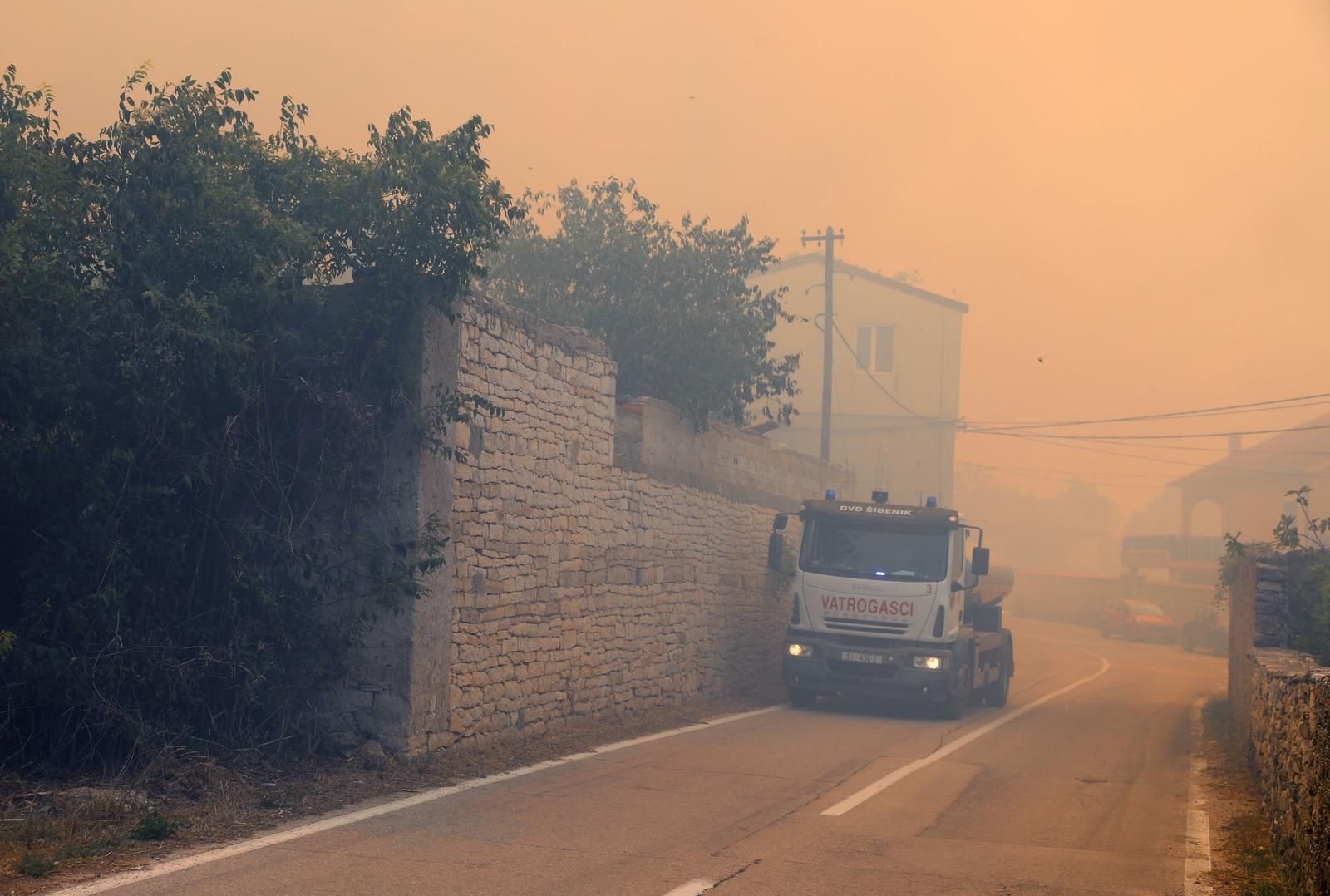 Požar na području Smokovića kod Zadra je u jednom trenutku ušao na područje kasarne, ali je širenje požara zaustavljeno