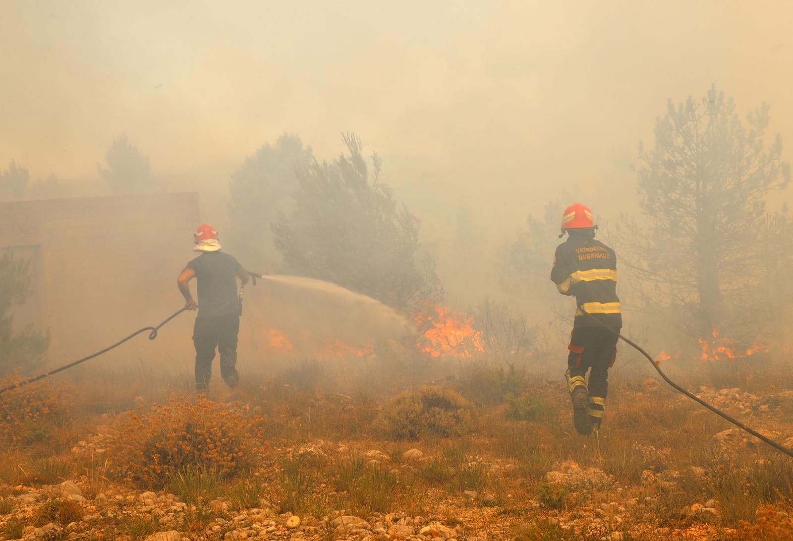 Veliki požar u Hrvatskoj: Odjekuju detonacije, mještani strahuju za kuće