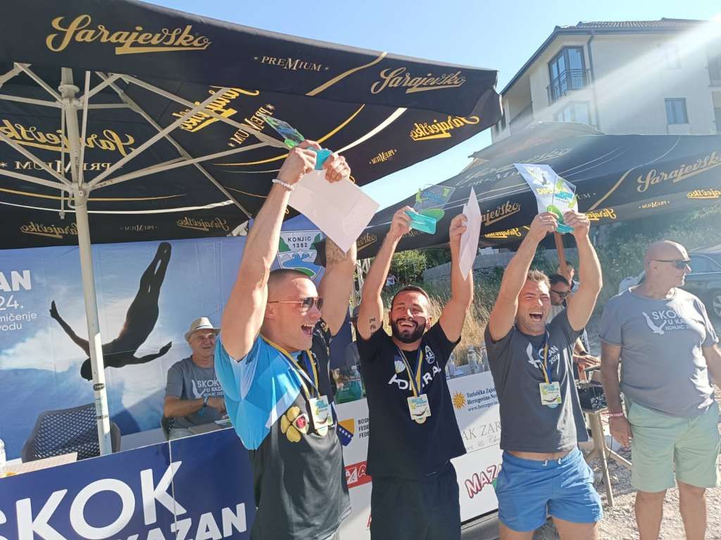 Kazan je dimenzija 2x2 i dubine 2 metra, omeđen stijenama na dubini od jednog metra, što skokovima daje posebnu draž i podiže adrenalin, kako natjecatelja, tako i publike.