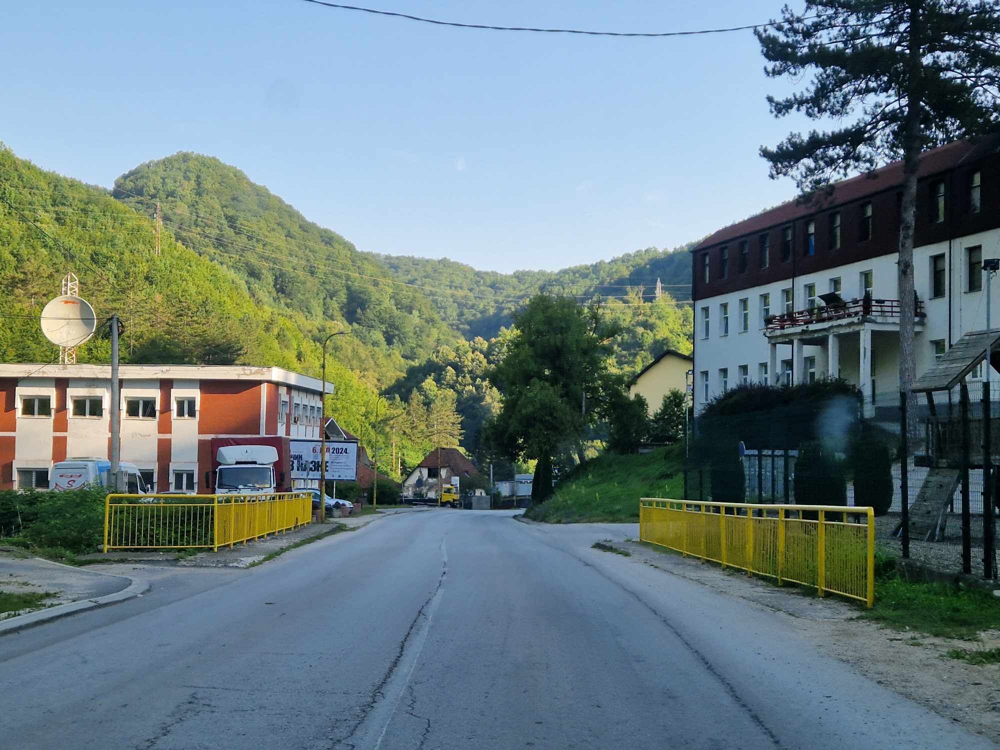 Tužno julsko jutro u Srebrenici: Policija na svakom koraku