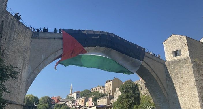 Uz povike „Sloboda Palestini!“ civilni aktivisti iz Irana postavili su ogromnu palestinsku zastavu na Stari most u Mostaru