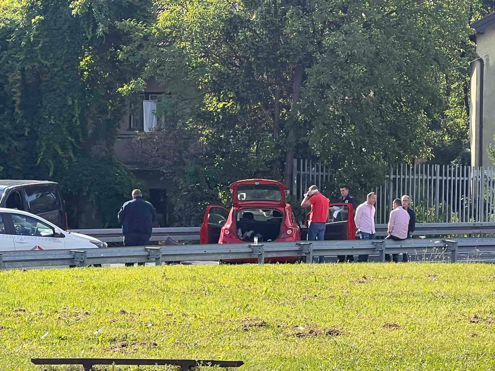 Naš snimatelj Haris Mulaosmanović s lica mjesta izvještava da je situacija ozbiljna, a na licu mjesta se nalazi i vozilo hitne pomoći
