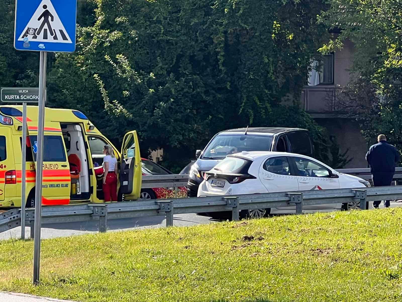 Naš snimatelj Haris Mulaosmanović s lica mjesta izvještava da je situacija ozbiljna, a na licu mjesta se nalazi i vozilo hitne pomoći
