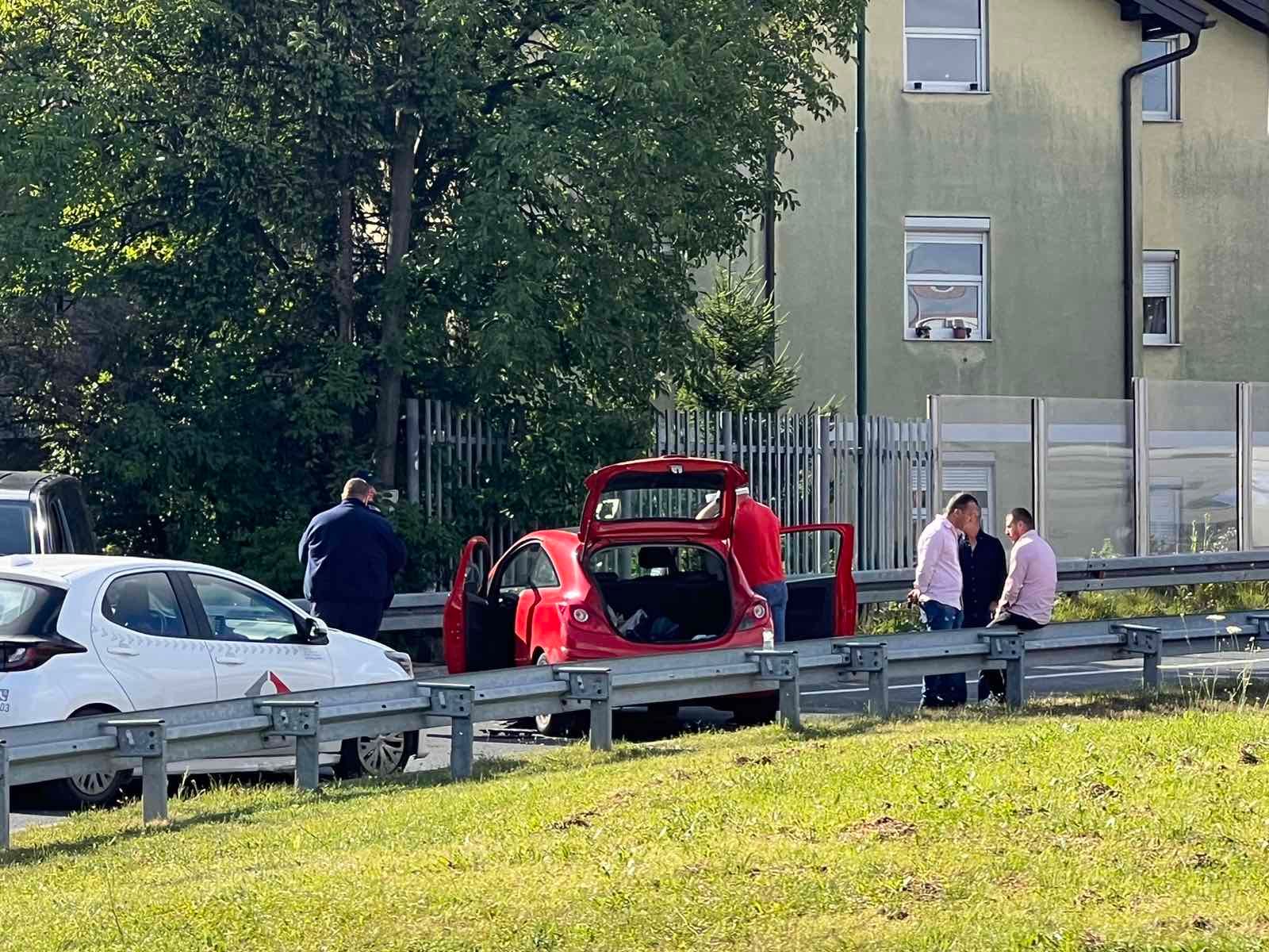 Naš snimatelj Haris Mulaosmanović s lica mjesta izvještava da je situacija ozbiljna, a na licu mjesta se nalazi i vozilo hitne pomoći