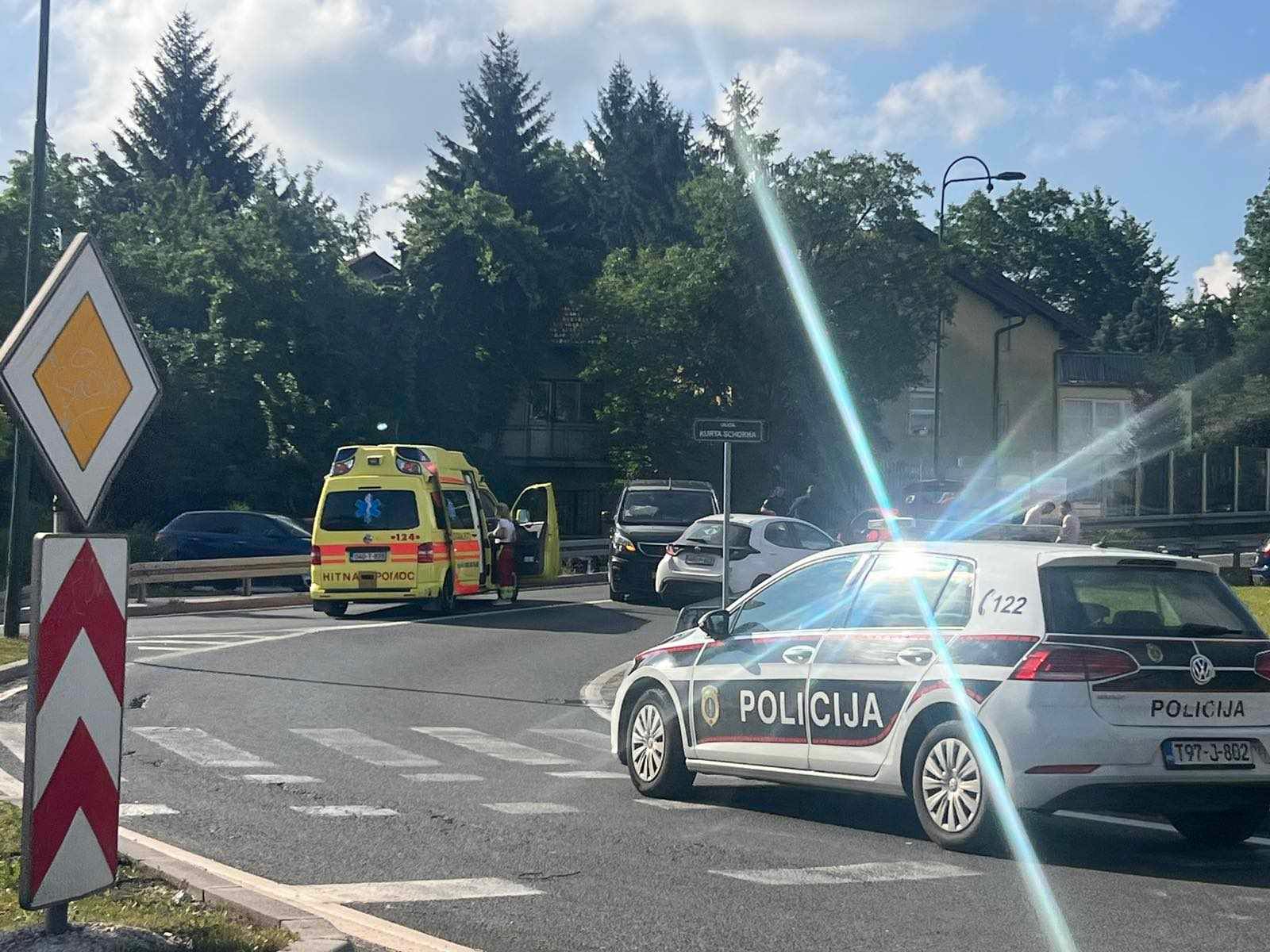 Naš snimatelj Haris Mulaosmanović s lica mjesta izvještava da je situacija ozbiljna, a na licu mjesta se nalazi i vozilo hitne pomoći