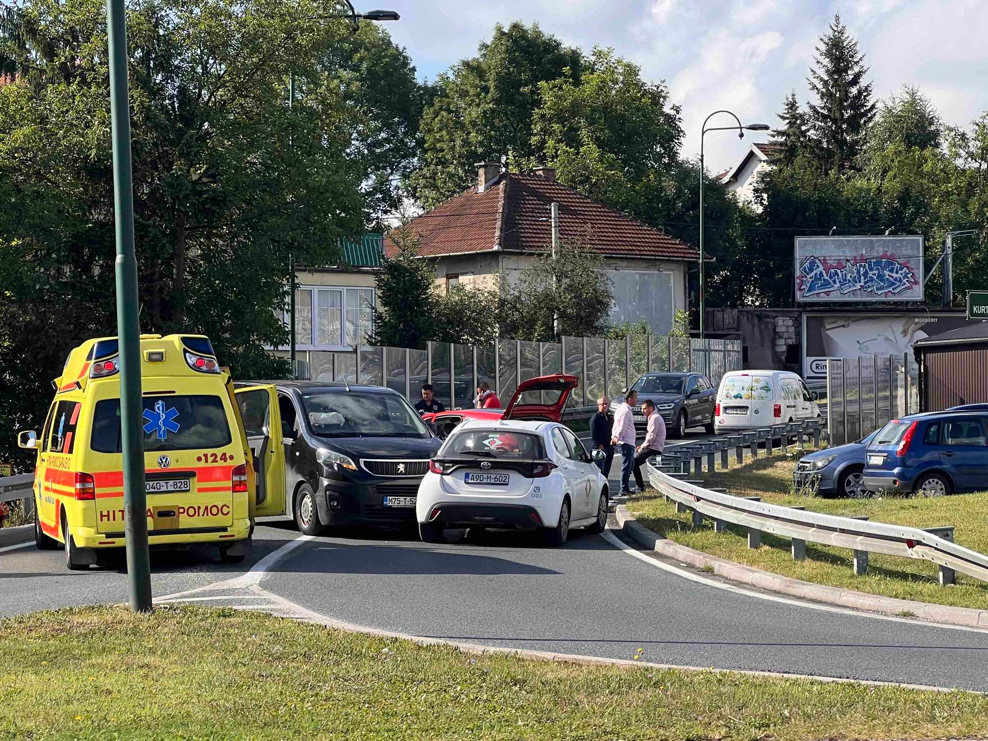 Naš snimatelj Haris Mulaosmanović s lica mjesta izvještava da je situacija ozbiljna, a na licu mjesta se nalazi i vozilo hitne pomoći