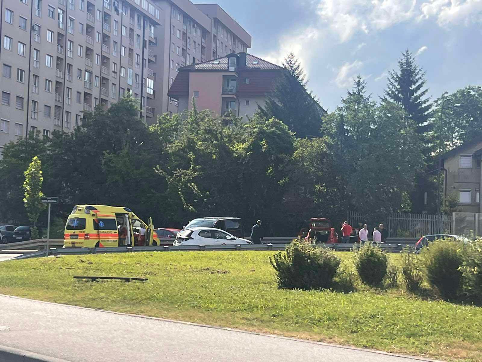 Naš snimatelj Haris Mulaosmanović s lica mjesta izvještava da je situacija ozbiljna, a na licu mjesta se nalazi i vozilo hitne pomoći