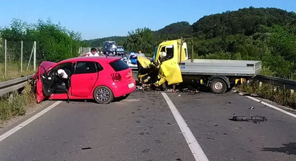 Uviđaj u toku, saobraćaj obustavljen