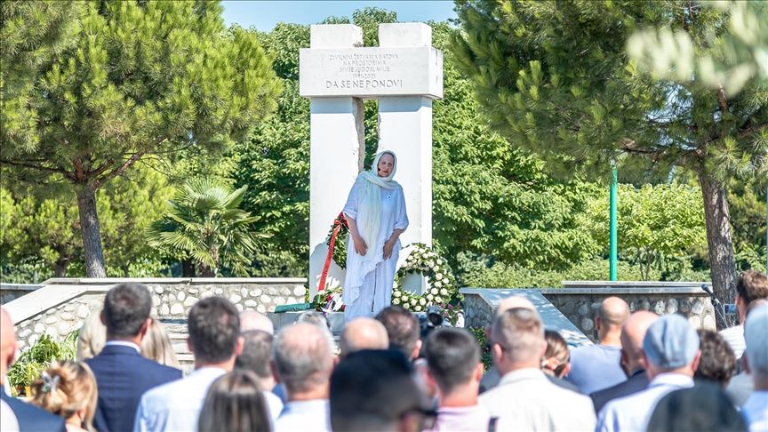 Gradonačelnica Podgorice Olivera Injac kazala je da je Srebrenica simbol bola i patnje i opominje nas na sve užase rata