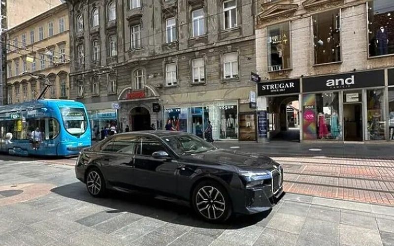 Kako je moguće vidjeti na fotografiji, nakon što se parkirao, koristio je mobitel