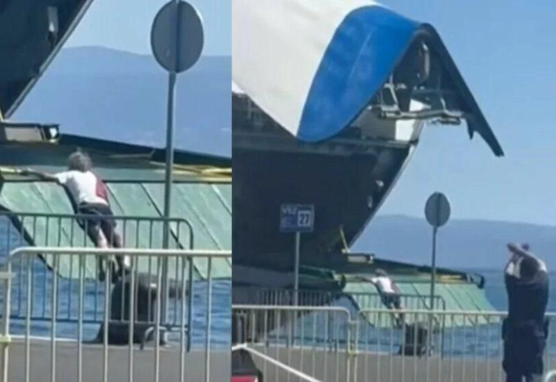 Fotografija pokazuje kako se muškarac grčevito držao za rampu trajekta dok je pokušavao ući na brod bez putne karte