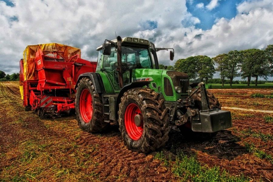 Policija je tokom uviđaja utvrdila da je Zvorničanina u mjestu Tršić pregazio traktor kojim je upravljao njegov sugrađanin M.S.