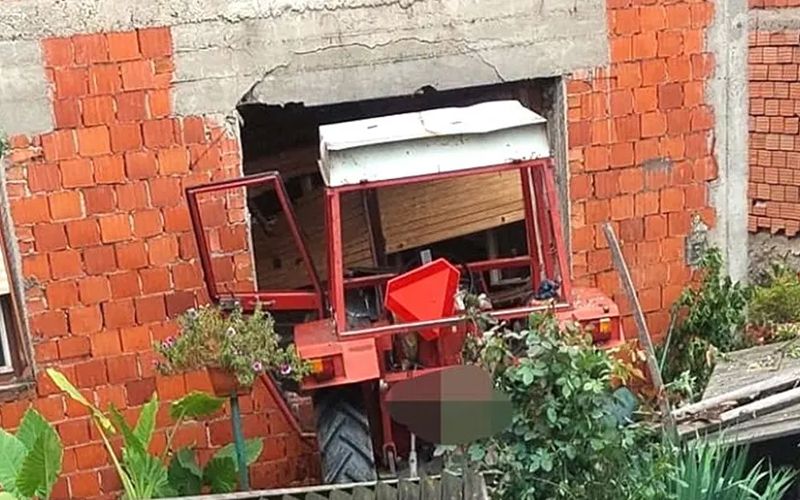 Tom prilikom je udario traktorom u metalno-drvenu ogradu, a u daljem nekontrolisanom kretanju traktorom je udario i probio zid kuće