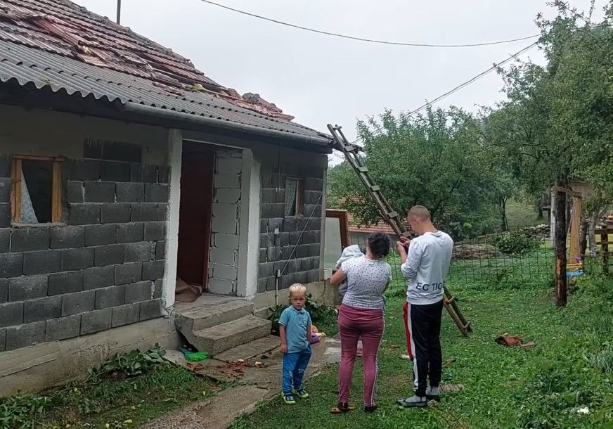 Udruženje Biljanska dolina, izvijestilo je o olujnom nevremenu na području Travnika, a objavili su i videosnimke uništenih objekata usljed nevremena