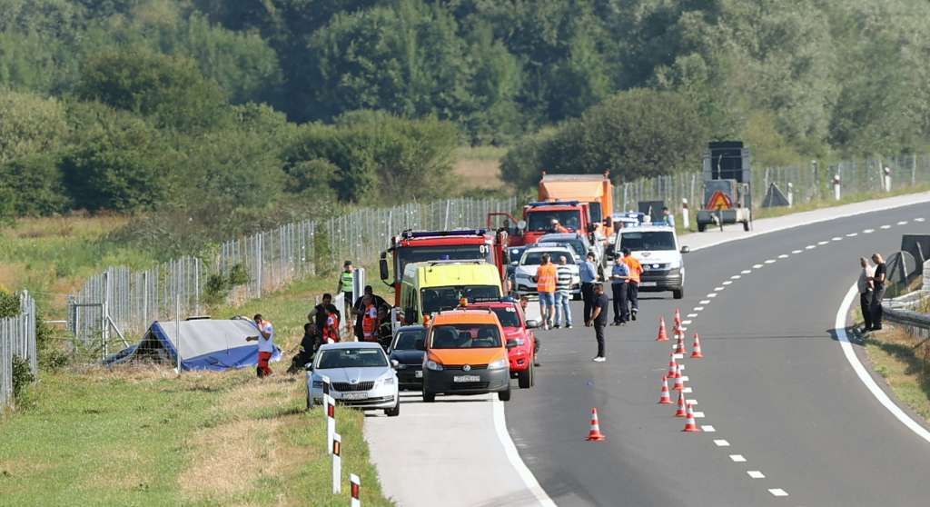 Teretnim motornim vozilom upravljao je P. I. iz Viteza, a na mjestu suvozača bio je P. V., koji je zadobio teške tjelesne povrede i prevezen je u Kantonalnu bolnicu Zenica.