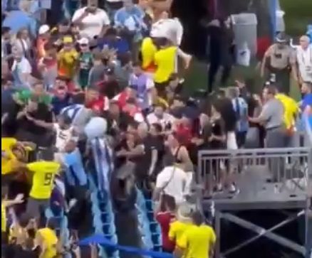 Žestoka tučnjava nalik na kafansku ili huligansku izbila je prema navodima urugvajskih medija zato što su navijači Kolumbije maltretirali članove Nunezove porodice