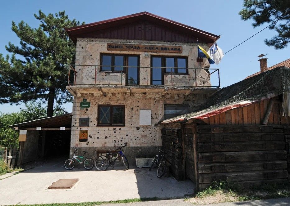 Kako je bilo opsadno stanje, nije se imalo dovoljno materijala i opreme kojima bi se završio ovaj projekat