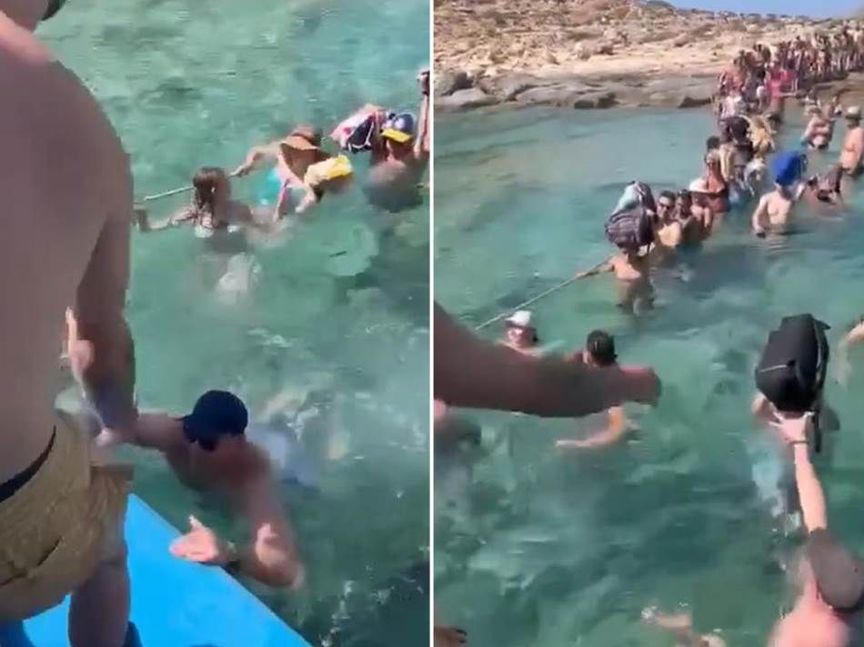 Turisti su snimljeni kako nose svoje stvari u rukama iznad glave dok se probijaju od obale do trajekta, a potom "skaču" na platformu broda
