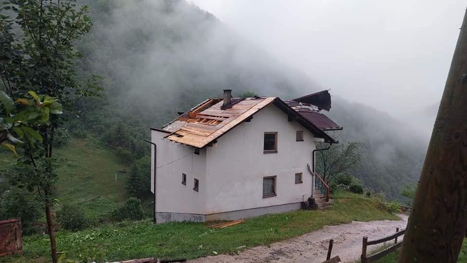 U nevremenu u Travniku nekoliko kuća ostalo bez krova