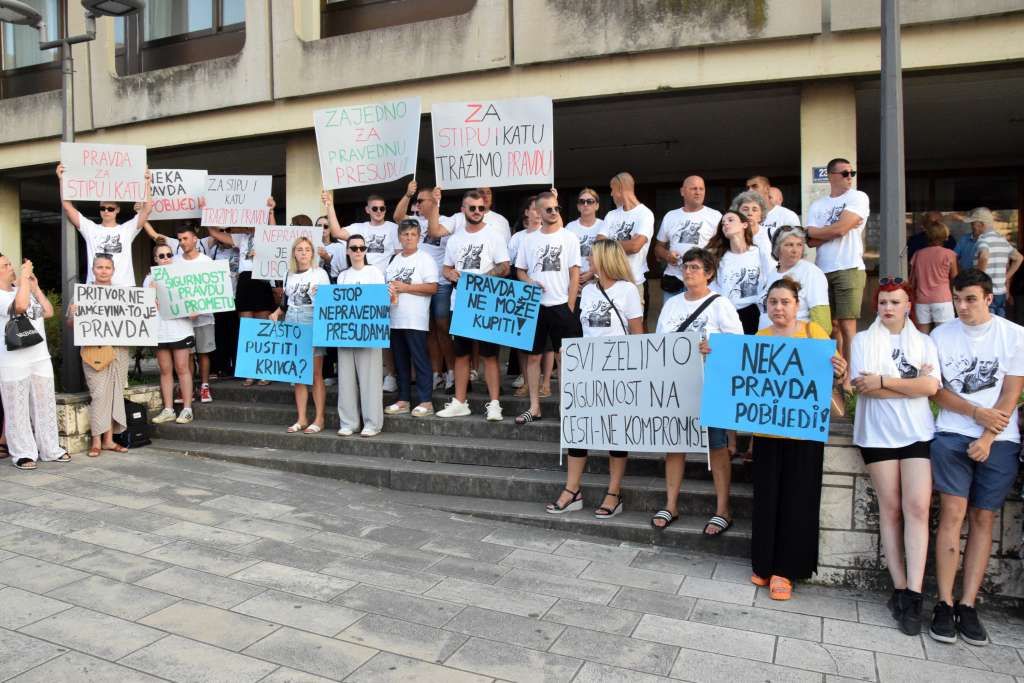 Porodica je pokrenula peticiju na internetu kojom traži "Pravdu za Katu i Stipu"