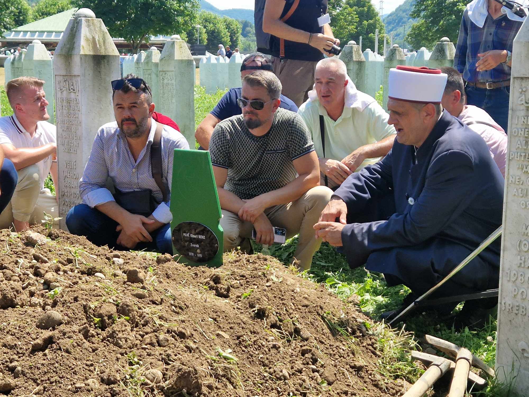 Sva tuga danas se slila u Potočare: Ukopano 14 žrtava genocida u Srebrenici