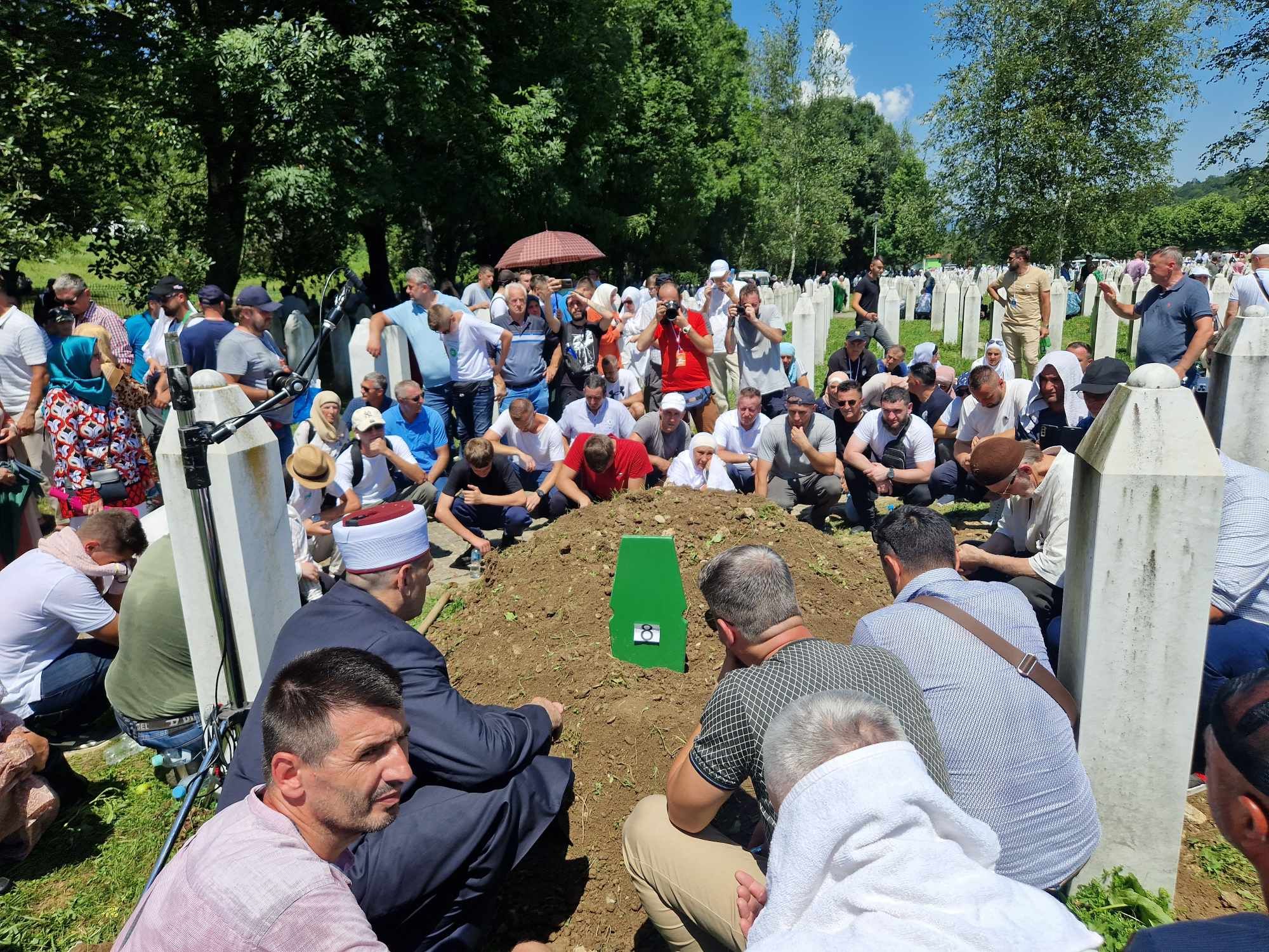 Sva tuga danas se slila u Potočare: Ukopano 14 žrtava genocida u Srebrenici
