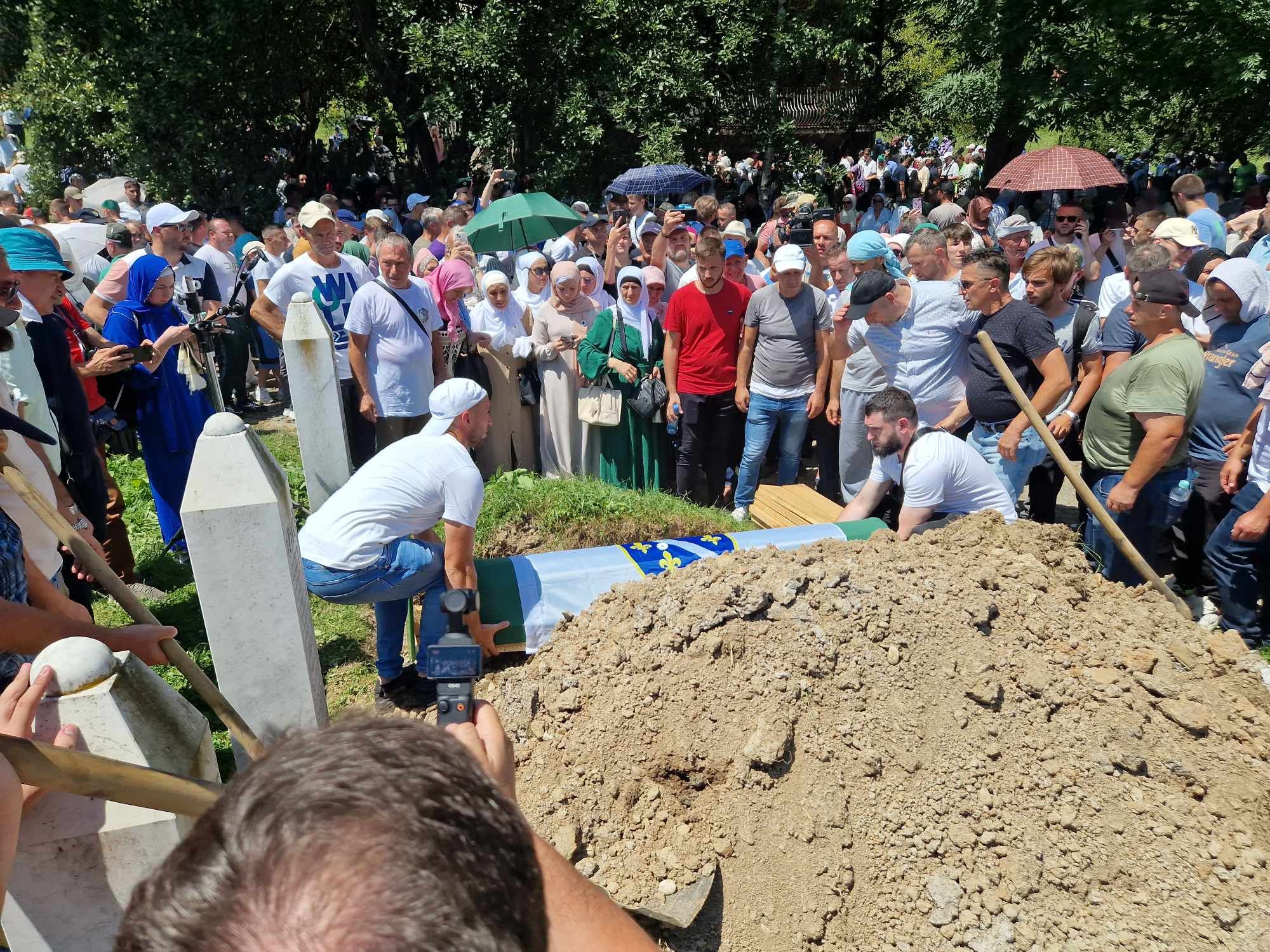 Sva tuga danas se slila u Potočare: Ukopano 14 žrtava genocida u Srebrenici