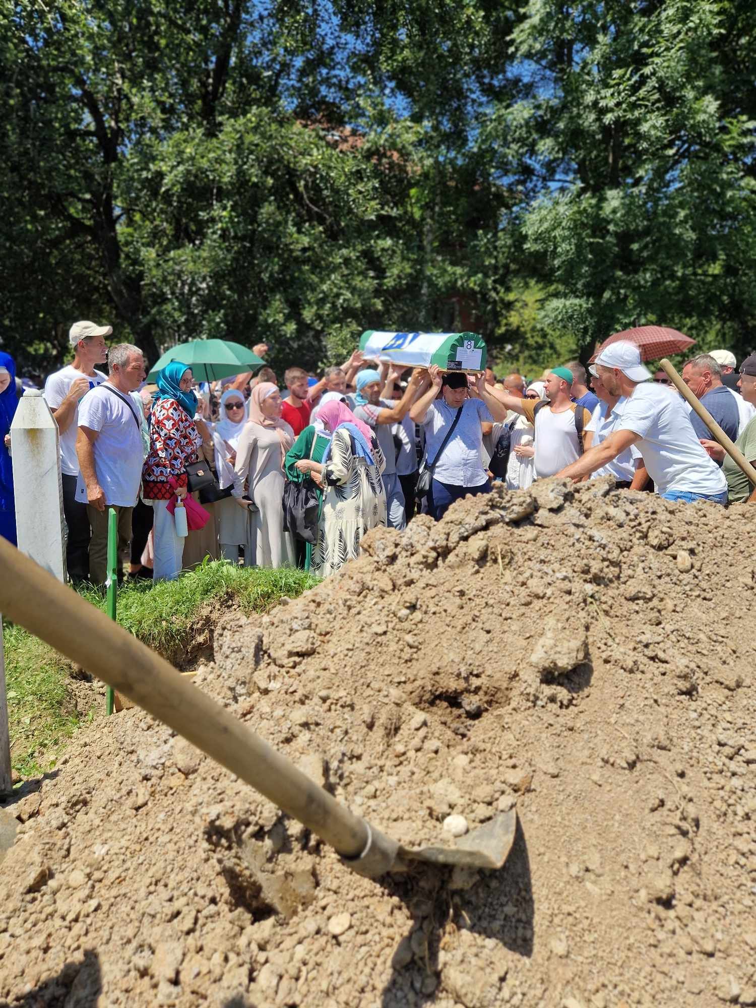 Sva tuga danas se slila u Potočare: Ukopano 14 žrtava genocida u Srebrenici