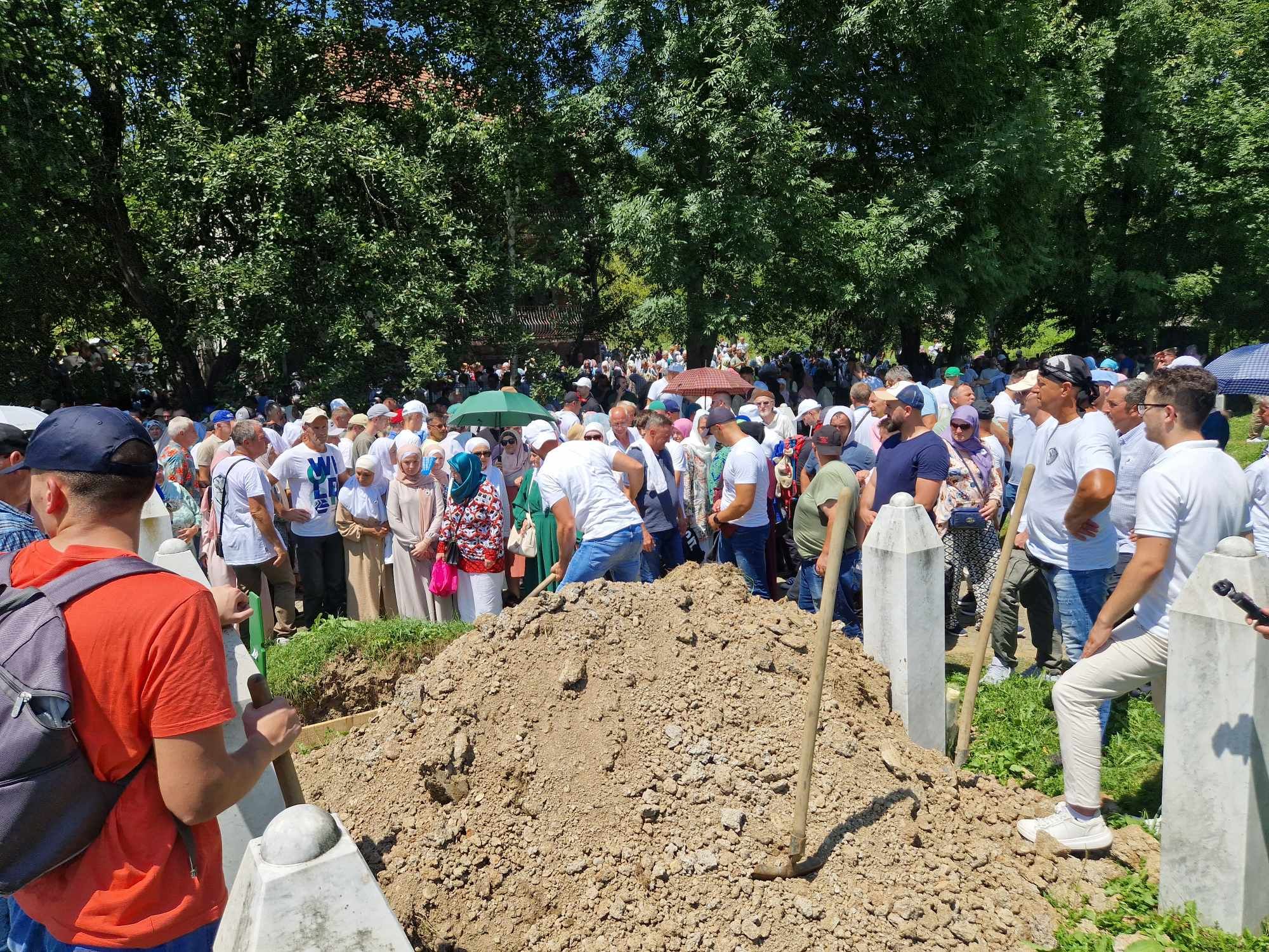 Sva tuga danas se slila u Potočare: Ukopano 14 žrtava genocida u Srebrenici