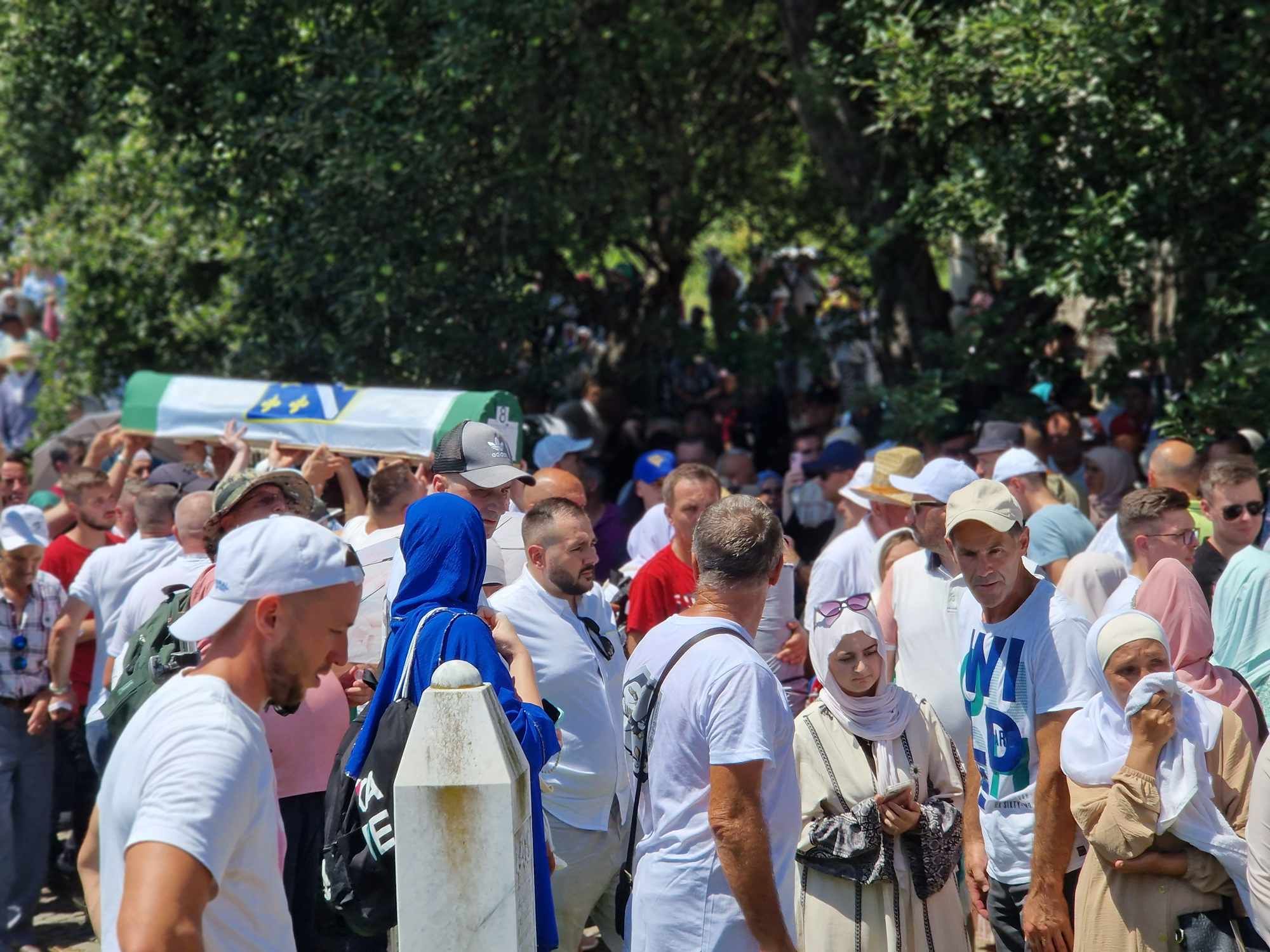 Sva tuga danas se slila u Potočare: Ukopano 14 žrtava genocida u Srebrenici