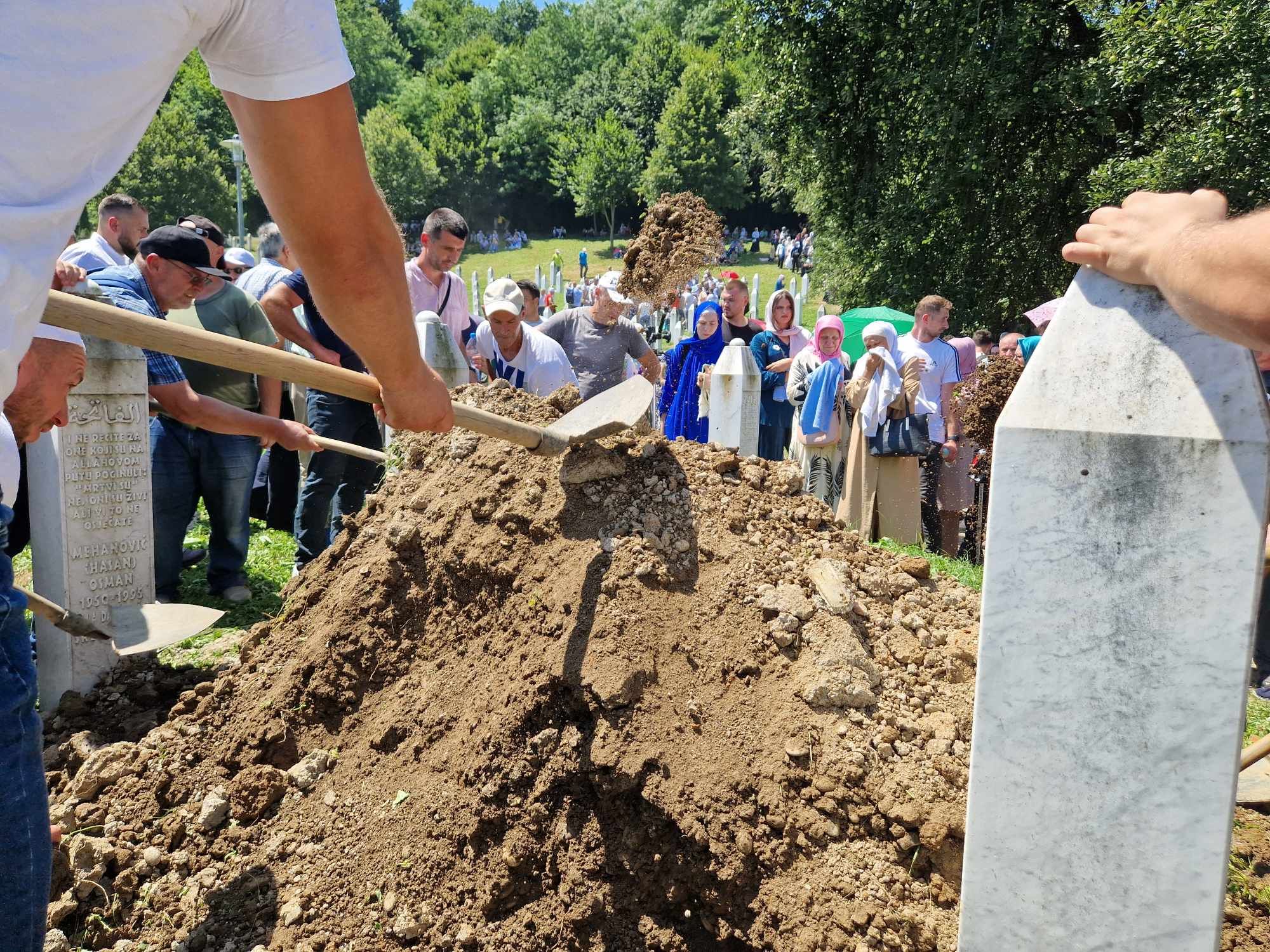 Sva tuga danas se slila u Potočare: Ukopano 14 žrtava genocida u Srebrenici