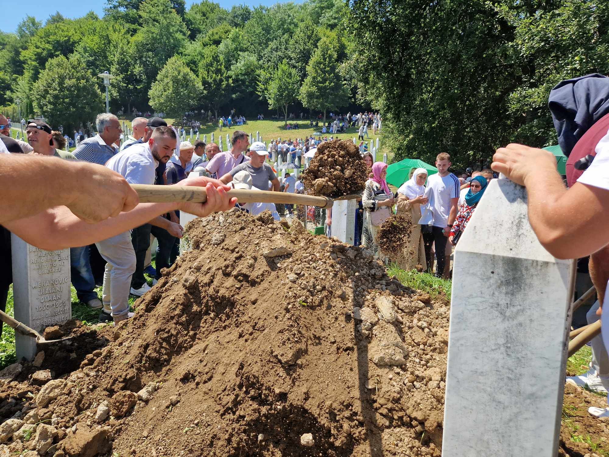 Sva tuga danas se slila u Potočare: Ukopano 14 žrtava genocida u Srebrenici